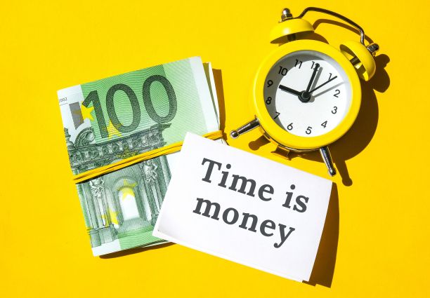 欧元纸币，有纸张作复印空间。储蓄投资、薪水。金融的概念。商业预算的财富。闹钟。时间就是金钱图片下载