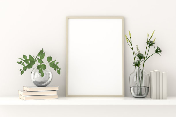 空的画框模型在架子上与书籍和植物在玻璃花瓶。图片下载