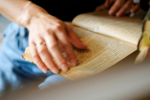 书店里女人拿着书的手的特写。教育、学校、学习、阅读小说观念图片下载