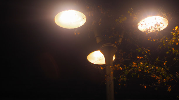 马尔曼德城，夜晚灯火通明图片下载