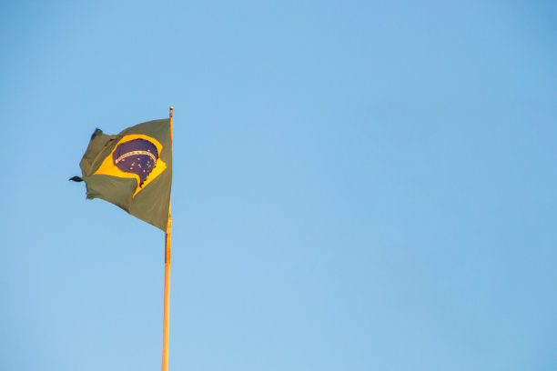 巴西国旗户外与美丽的蓝天背景在里约热内卢图片下载