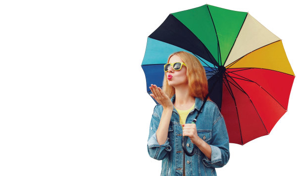 美丽的年轻女子的肖像吹她的嘴唇送甜蜜的空气吻与彩色伞孤立在白色的背景图片下载