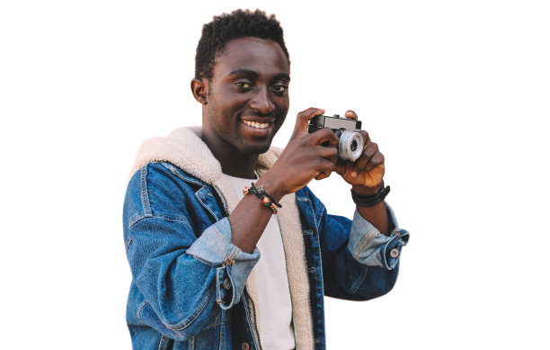快乐微笑的非洲男子摄影师的肖像，用老式胶卷相机在白色背景上孤立的照片图片下载