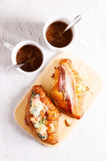 新鲜出炉的牛角面包。图片下载