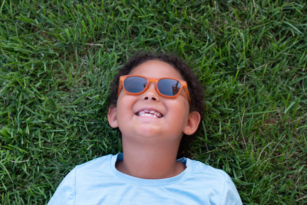 草地上微笑的女孩图片下载