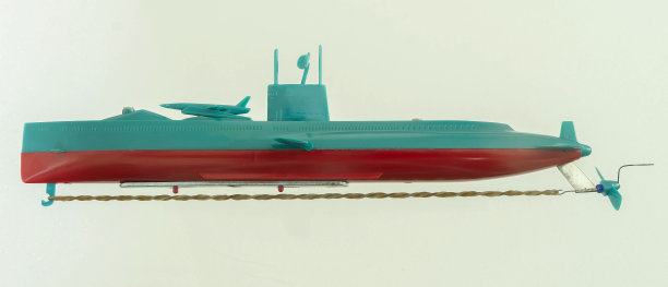 老式潜艇用橡皮筋把玩具剪出来图片下载