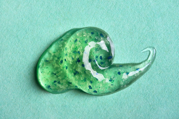 凝胶去角质面膜去角质与自然粒子在绿色背景图片下载