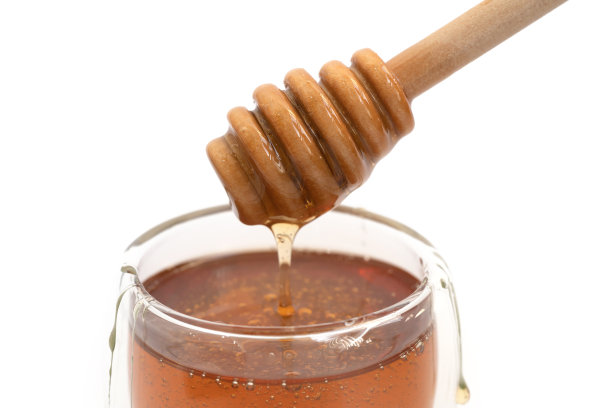 蜂蜜与木勺棒孤立在白色背景。甜的食物。蜜蜂和蜂蜡。花蜜。图片下载