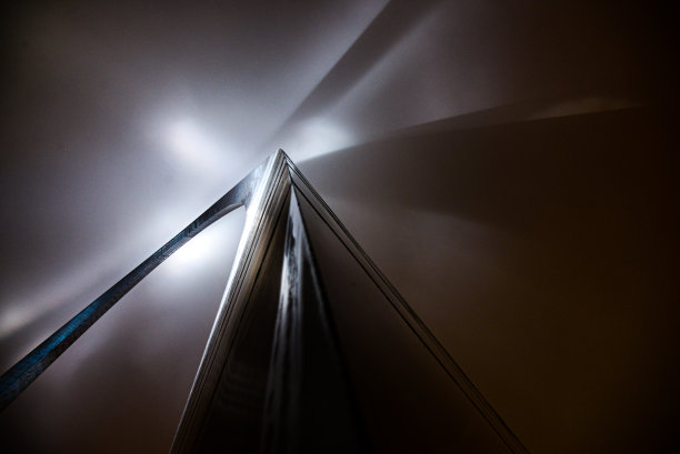 《雨夜拱门图片下载