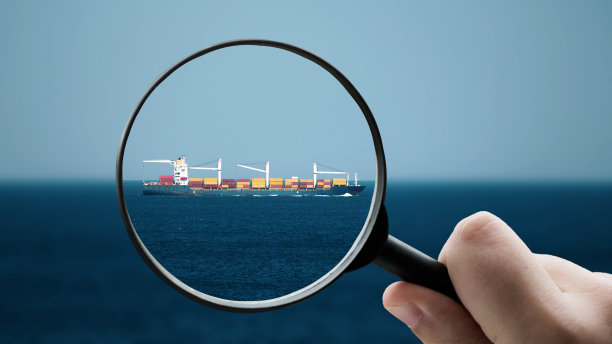 聚焦集装箱货船的放大镜图片下载