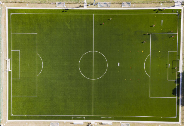 直接在足球场进行的足球队训练图片下载