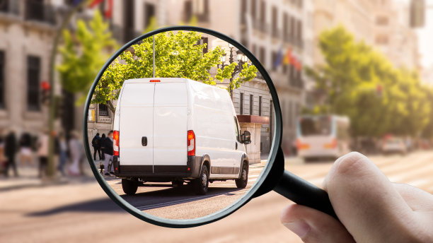 用放大镜聚焦一辆货车图片下载