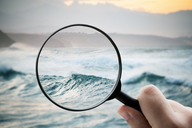 聚焦海水的放大镜图片下载