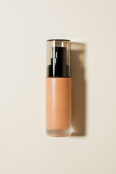 粉底在米色背景玻璃分配器。模型。图片下载