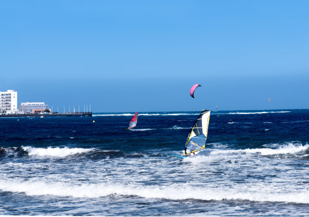 在大西洋上冲浪。加那利群岛。两个冲浪运动员在海浪中冲浪。极限运动。图片下载