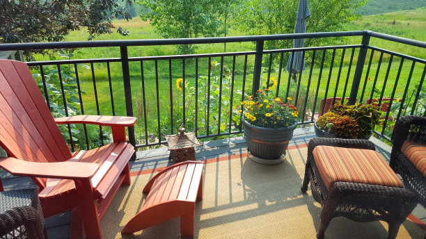 阳光明媚的夏日花园图片下载