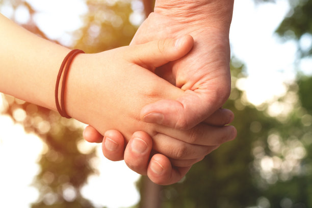 父亲握着女儿的手图片下载