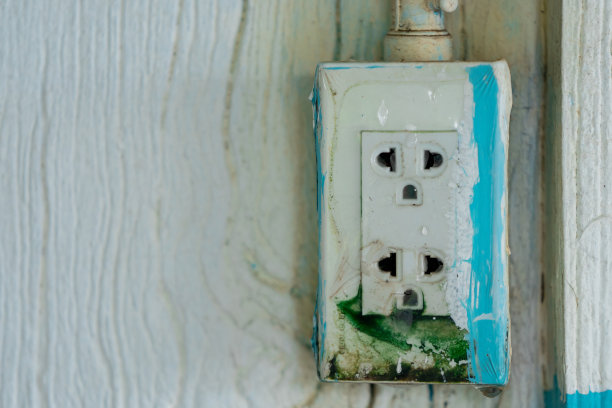 墙上的插座很旧，墙上有自来水和苔藓的痕迹，使用起来很危险。图片下载