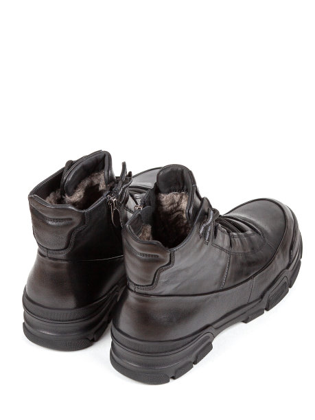 经典新男子黑色冬季皮革毛皮靴子孤立在白色背景图片下载