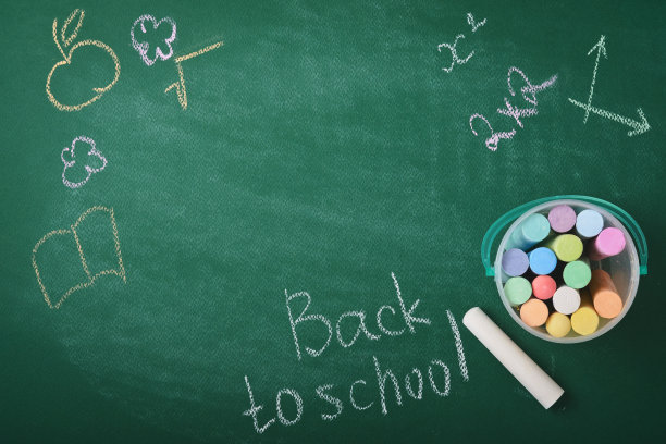 绿色黑板上的彩色粉笔铅笔。概念回到学校。模拟设计。副本的空间。教育的概念。图片下载