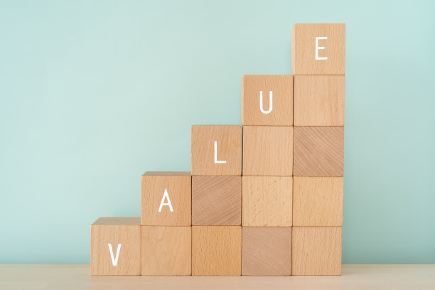 价值;带有“价值”概念文本的木块。图片下载