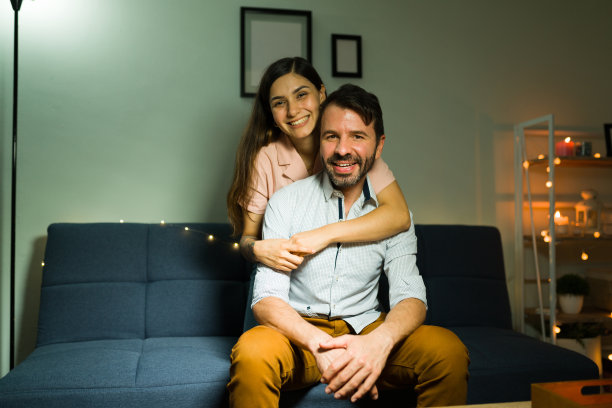 一个男朋友和女朋友拥抱的照片图片下载