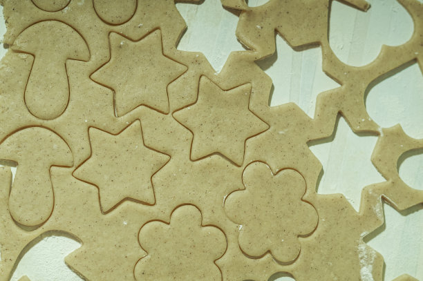 用来做饼干的面团被切进模具里。图片下载