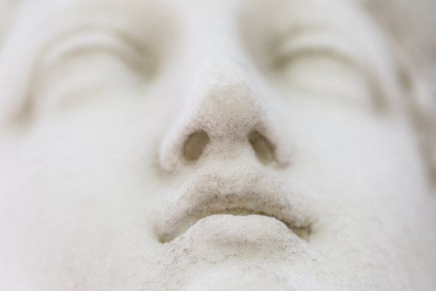 天使的脸，古老的大理石雕像的角度，背景与复制空间图片下载