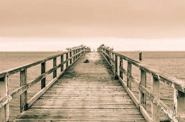 Sepia Rügen上的Sassnitz码头图片下载