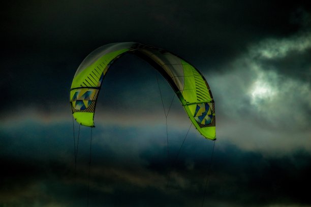 在糟糕的时机放风筝冲浪图片下载