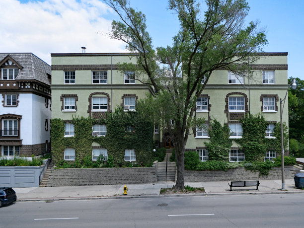 旧式小低层公寓建筑图片下载