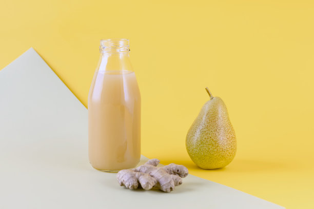 一瓶有颜色背景的生姜梨汁图片下载