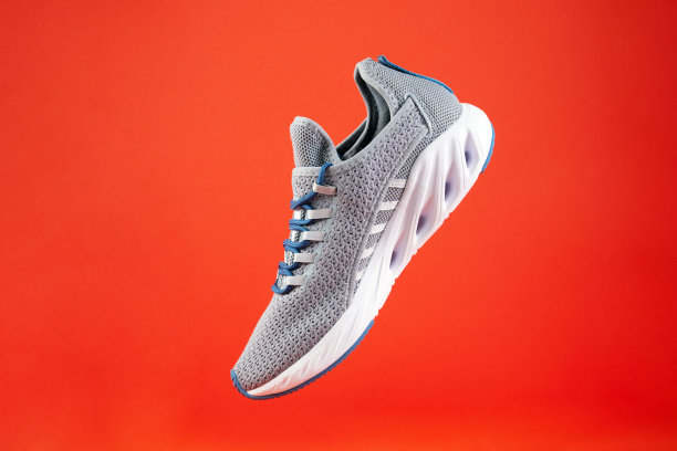 稳定性和缓冲跑鞋。新的无品牌跑步运动鞋或训练在橙色背景。男人的运动鞋类。图片下载