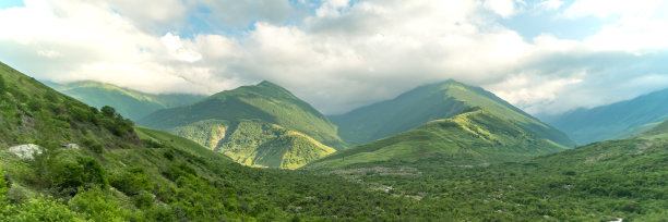 北奥塞梯云雾缭绕的美景。环游世界的概念。俄罗斯。图片下载
