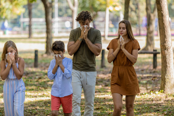患季节性过敏的家庭用纸巾擤鼻涕图片下载