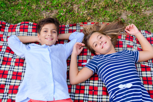 快乐的孩子们正在外面的大自然中野餐。图片下载