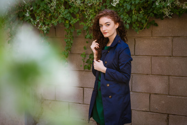 肖像女人红头发背景墙树叶雨衣图片下载