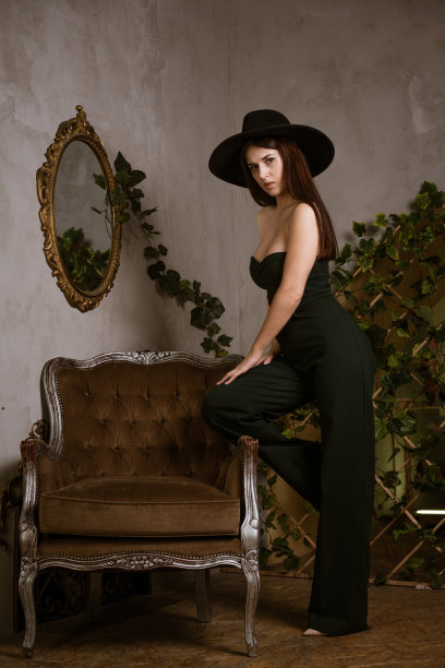 一个戴着帽子的漂亮女孩在摄影棚里摆姿势图片下载