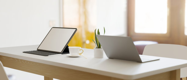 校园图书馆的现代灯光工作区，桌上有两个设备，智能平板电脑和笔记本电脑图片下载