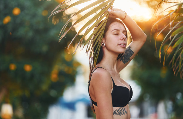 身穿胸罩的年轻女子在阳光明媚的白天户外度假图片下载