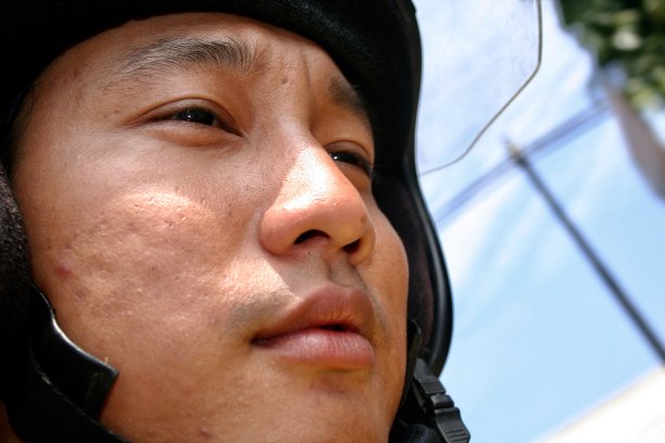 戴头盔的人的特写镜头图片下载