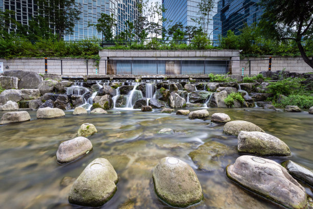 韩国首尔清溪川的人造瀑布和岩石。长时间的曝光。图片下载