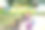 一个开朗的女孩背着书包，穿着校服在校园里。9月1日回到学校。一个快乐的学生。小学教育，小学班级。学生肖像图片下载