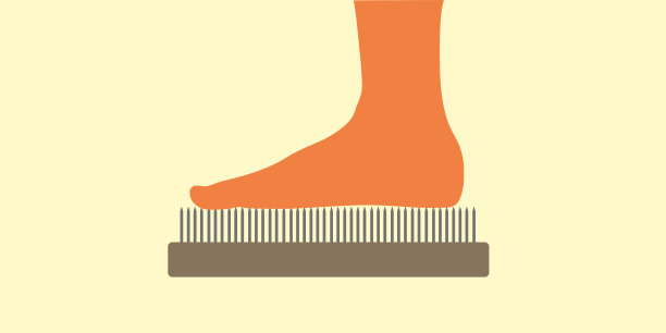 瑜伽。人站在钉子床上。苦行僧用钉板练习瑜伽和放松冥想。图片下载