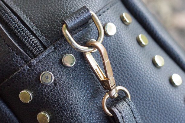 灰色金属钩环与黑色皮革挽具图片下载