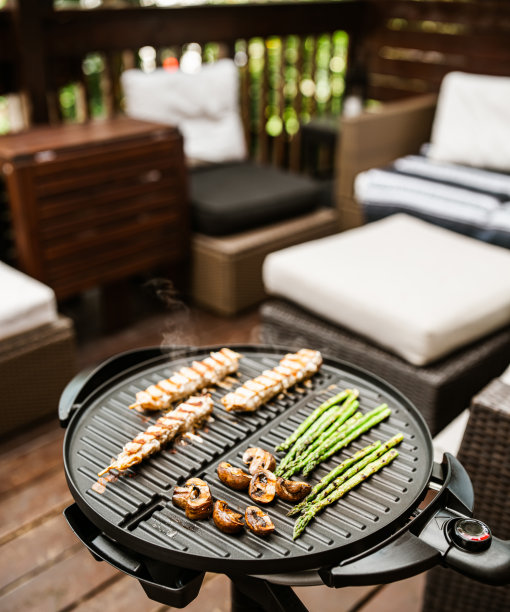 烤架上的鸡肉串和蔬菜图片下载