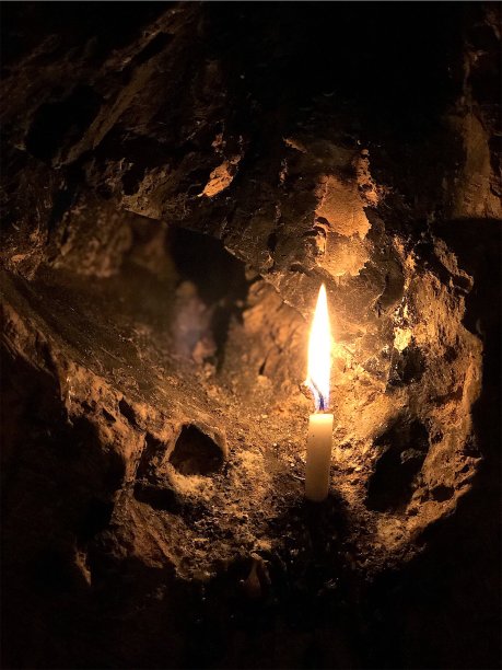 烛光下的岩洞图片下载