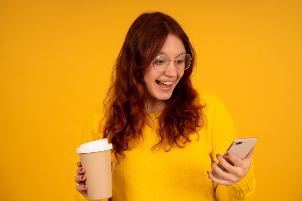 年轻女子带着震惊的表情看着手机。图片下载