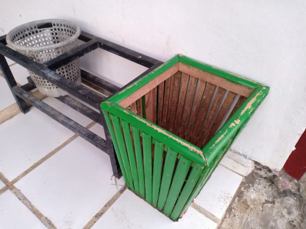 由木头和竹子制成的垃圾桶图片下载