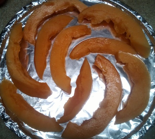 就在桌子上食物的正上方图片下载